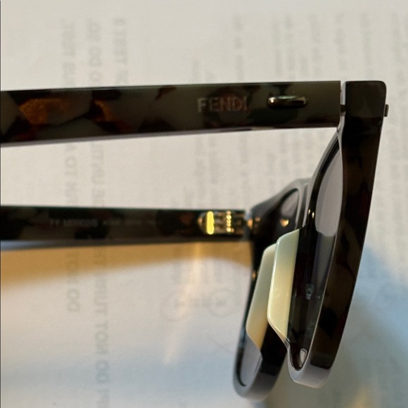 Fendi Gray Tortoise Unisex Sunglasses full inclusion worn once - Picture 7 of 16